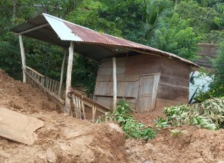 Una vivienda afectada por un deslizamiento en Izabal. Foto La Hora: Conred