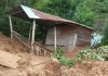 Una vivienda afectada por un deslizamiento en Izabal. Foto La Hora: Conred
