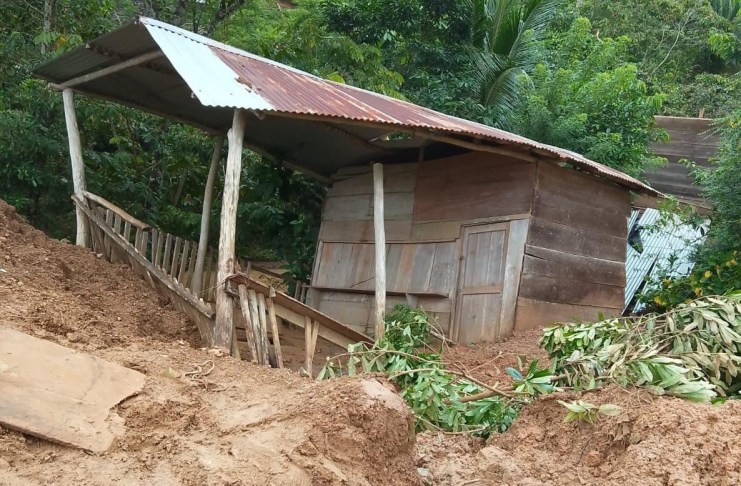 Alta Verapaz e Izabal, los dos territorios más golpeados por las lluvias de este sábado Una vivienda afectada por un deslizamiento en Izabal. Foto La Hora: Conred