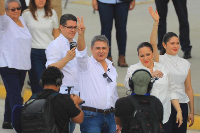 El expresidente Juan Orlando Hernández regresó a Honduras para enfrentar un proceso judicial por fraude y lavado de activos, casi ocho meses después de recibir un indulto total del presidente estadounidense, Donald Trump, que anuló su condena de 45 años por narcotráfico. Foto: La Hora/ EFE