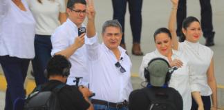 El expresidente Juan Orlando Hernández regresó a Honduras para enfrentar un proceso judicial por fraude y lavado de activos, casi ocho meses después de recibir un indulto total del presidente estadounidense, Donald Trump, que anuló su condena de 45 años por narcotráfico. Foto: La Hora/ EFE