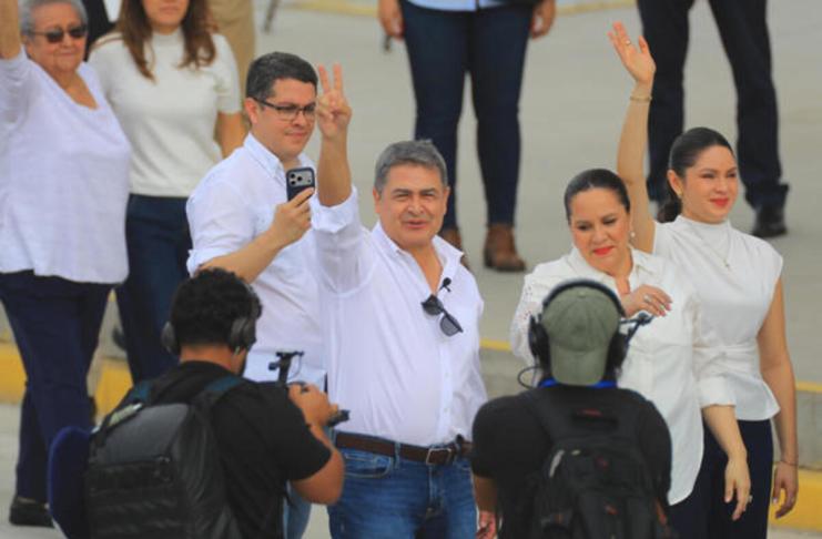 El expresidente Juan Orlando Hernández regresó a Honduras para enfrentar un proceso judicial por fraude y lavado de activos, casi ocho meses después de recibir un indulto total del presidente estadounidense, Donald Trump, que anuló su condena de 45 años por narcotráfico. Foto: La Hora/ EFE