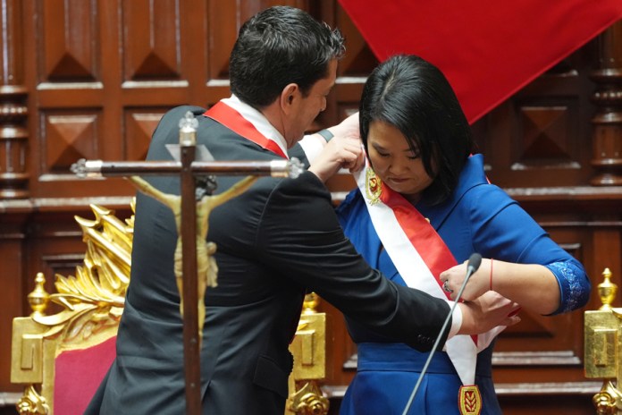Keiko Fujimori al recibir la imposición de la banda presidencial