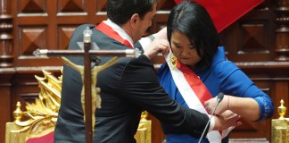 Keiko Fujimori al recibir la imposición de la banda presidencial