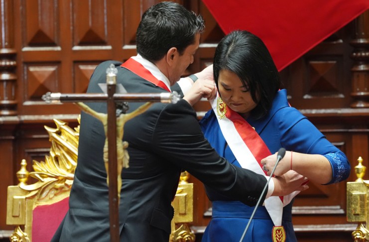 Keiko Fujimori al recibir la imposición de la banda presidencial
