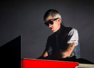 Kavinsky, DJ francés conocido por su éxito «Nightcall», fallece a los 50 años Kavinsky fue hallado sin vida dentro de su domicilio en París, Francia, la noche de este martes 28 de julio.