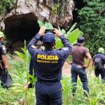 Labores de búsqueda realizadas en Alta Verapaz por hombres que fueron arrastrados por crecida de río que desemboca en una cueva. Foto La Hora: Asonbomd