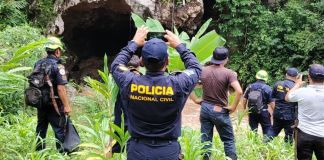 Labores de búsqueda realizadas en Alta Verapaz por hombres que fueron arrastrados por crecida de río que desemboca en una cueva. Foto La Hora: Asonbomd