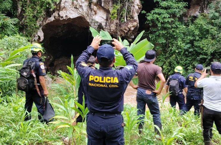 Labores de búsqueda realizadas en Alta Verapaz por hombres que fueron arrastrados por crecida de río que desemboca en una cueva. Foto La Hora: Asonbomd