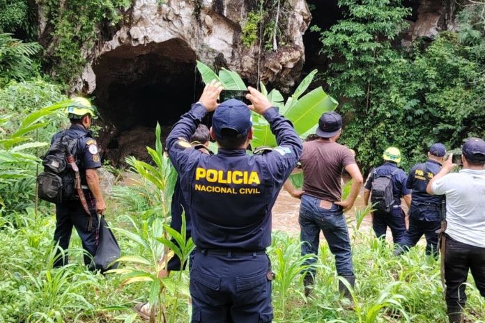 Labores de busqueda realizados en Alta Verapaz por hombres que fueron arrastrados por rio que desemboca en una cueva Labores de búsqueda realizadas en Alta Verapaz por hombres que fueron arrastrados por crecida de río que desemboca en una cueva. Foto La Hora: Asonbomd