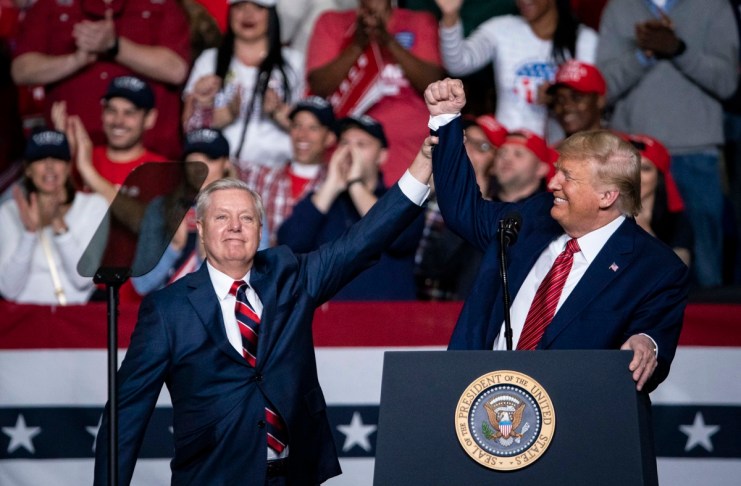 Lindsey Graham (I) y Donald Trump (D)