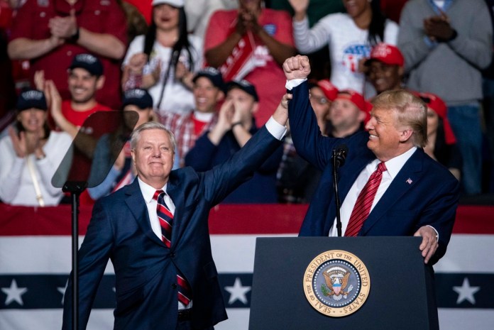 Trump lamenta la muerte del senador Lindsey Graham, Lindsey Graham (I) y Donald Trump (D)