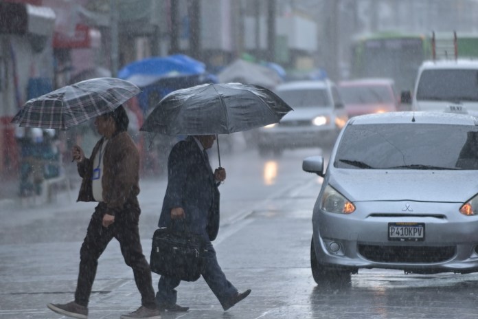 Lluivas Dos personas caminan bajo la lluvia en la zona 1 de la ciudad de Guatemala, donde este domingo se prevén precipitaciones dispersas acompañadas de actividad eléctrica, según el Insivumeh