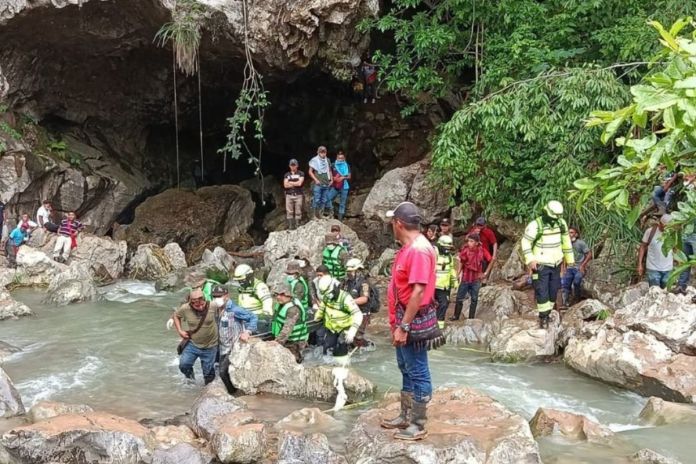 Localización de cuerpos de dos de los hombres que fueron arrastrados por crecida de río que desemboca en una cueva en Alta Verapaz. Foto La Hora: Asonbomd