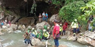 Localización de cuerpos de dos de los hombres que fueron arrastrados por crecida de río que desemboca en una cueva en Alta Verapaz. Foto La Hora: Asonbomd