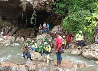 Localización de cuerpos de dos de los hombres que fueron arrastrados por crecida de río que desemboca en una cueva en Alta Verapaz. Foto La Hora: Asonbomd