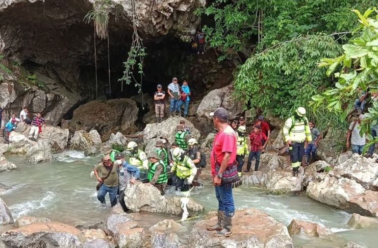 Localizan dos cuerpos de los hombres que fueron arrastrados por crecida de río que desemboca en una cueva en Alta Verapaz Localización de cuerpos de dos de los hombres que fueron arrastrados por crecida de río que desemboca en una cueva en Alta Verapaz. Foto La Hora: Asonbomd