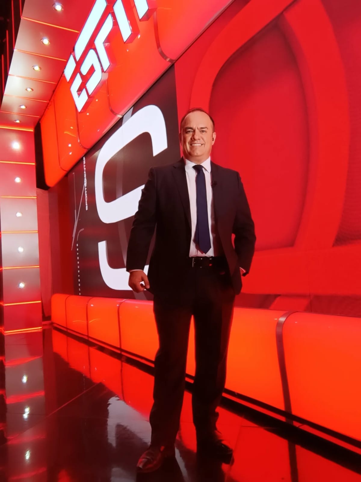 El periodista guatemalteco es comentarista en la cadena ESPN.