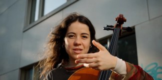 Mabe Fratti, la guatemalteca que inspira a Julieta Venegas con su universo musical Mabe Fratti, la artista guatemalteca, chelista, cantante y productora. Foto La Hora: New York Times