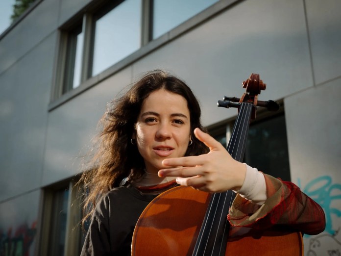 Mabe Fratti Mabe Fratti, la artista guatemalteca, chelista, cantante y productora. Foto La Hora: New York Times