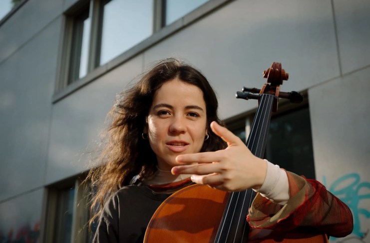Mabe Fratti, la guatemalteca que inspira a Julieta Venegas con su universo musical Mabe Fratti, la artista guatemalteca, chelista, cantante y productora. Foto La Hora: New York Times
