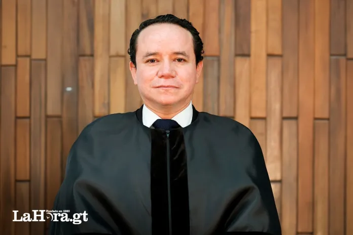 Magistrado Cardenas El magistrado Estuardo Cárdenas, integrante del bloque minoritario de la Corte Suprema de Justicia, respondió al comunicado aprobado por 11 de los 13 magistrados del pleno.