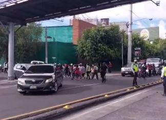 Manifestantes retirándose y liberando el paso en la calzada Aguilar Batres. Foto La Hora: PMT Villa Nueva