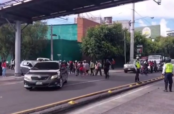 Manifestantes retirándose y liberando el paso en la calzada Aguilar Batres. Foto La Hora: PMT Villa Nueva