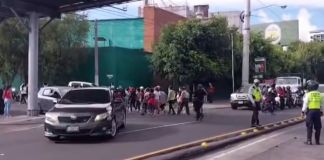 Manifestantes liberan el paso en la calzada Aguilar Batres tras acuerdo con Mineduc Manifestantes retirándose y liberando el paso en la calzada Aguilar Batres. Foto La Hora: PMT Villa Nueva