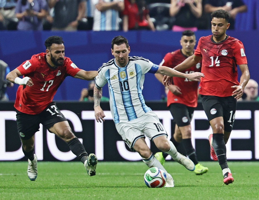 Messi en el encuentro contra Egipto, una muestra del esprint efectivo. Foto: EFE.