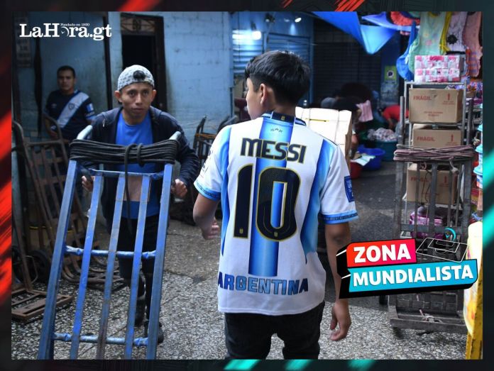 El fervor por Lionel Messi y la selección de Argentina se apoderó del mercado de La Terminal en la Ciudad de Guatemala.