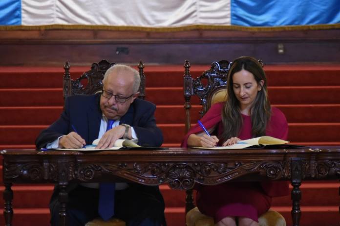 El canciller, Carlos Ramiro Martínez, y la embajadora Juliana Correa, firman el convenio para impulsa el proyecto del Metroriel. Foto La Hora: José Orozco