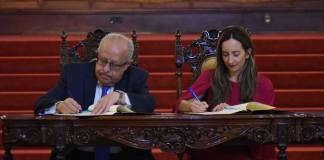 El canciller, Carlos Ramiro Martínez, y la embajadora Juliana Correa, firman el convenio para impulsa el proyecto del Metroriel. Foto La Hora: José Orozco