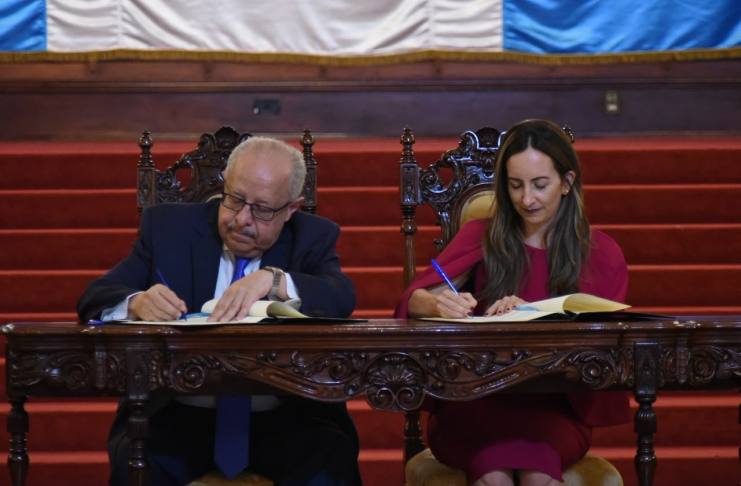 Cámara de Comercio respalda acuerdo entre Guatemala y Reino Unido para el Metro Riel El canciller, Carlos Ramiro Martínez, y la embajadora Juliana Correa, firman el convenio para impulsa el proyecto del Metroriel. Foto La Hora: José Orozco
