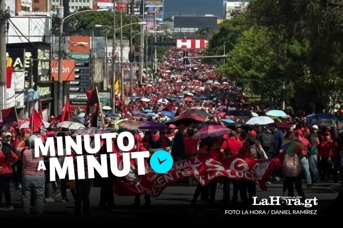 La manifestación de los salubristas interrumpe un carril de la Calzada Roosevelt en dirección a la capital.