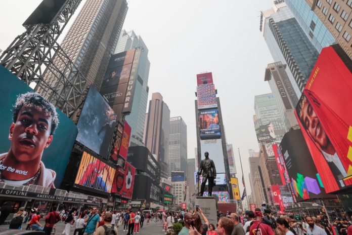 Carteles luminosos de Lionel Messi y Lamine Yamal ambientan Times Square Bank of America calcula impacto millonario por Mundial 2026. Foto La Hora: EFE