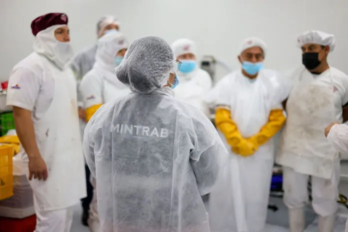 Operativo de inspecion de pago de Bono 14 por parte del personal de la Inspeccion General de Trabajo Operativo de verificación de pago de Bono 14 por parte del personal de la Inspección General de Trabajo (IGT). Foto La Hora: Mintrab