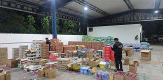 Shampoo, bebidas y pasta de dientes, entre la mercadería decomisada y valorada en Q330 mil Mercadería valorada en Q330 mil que presuntamente es de contrabando. Foto La Hora: PNC