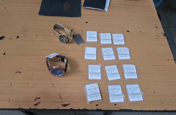 Capturan a mujer cuando intentaba ingresar 12 chips para celulares a cárcel de Zacapa. Foto La Hora: PNC.