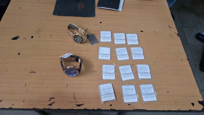PNC_dcfc37 Capturan a mujer cuando intentaba ingresar 12 chips para celulares a cárcel de Zacapa. Foto La Hora: PNC.