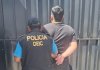 Capturan a presunto distribuidor de drogas en Vista del Valle, Mixco; lo sorprenden con mochila cargada de sustancias ilícitas Capturan a presunto distribuidor de droga en Mixco con marihuana y cocaína.