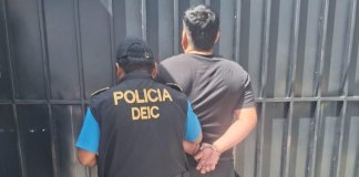 Capturan a presunto distribuidor de drogas en Vista del Valle, Mixco; lo sorprenden con mochila cargada de sustancias ilícitas Capturan a presunto distribuidor de droga en Mixco con marihuana y cocaína.