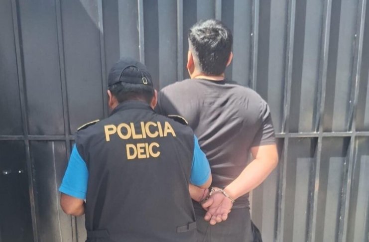 Capturan a presunto distribuidor de drogas en Vista del Valle, Mixco; lo sorprenden con mochila cargada de sustancias ilícitas Capturan a presunto distribuidor de droga en Mixco con marihuana y cocaína.