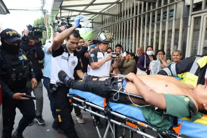 Pandillero Barrio 18 Un presunto pandillero del Barrio 18 sufrió heridas en las piernas y el cuello tras enfrentarse a agentes de la PNC en la colonia Lo de Rodríguez.