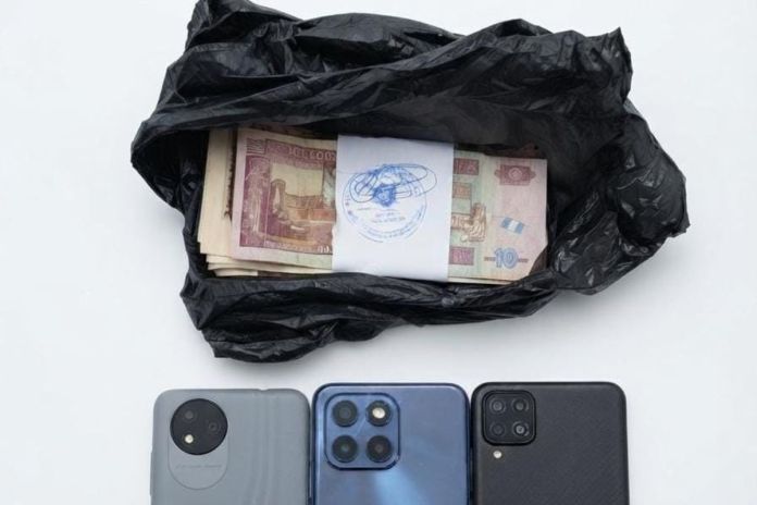 Paquete que simulaba ser el pago de una extorsión por Q15 mil en Villa Nueva. Foto La Hora: PNC