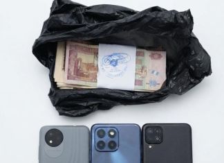 Paquete que simulaba ser el pago de una extorsión por Q15 mil en Villa Nueva. Foto La Hora: PNC