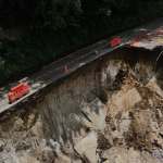 Paso hacia Antigua Guatemala está restringido por enorme socavón
