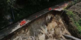 Paso hacia Antigua Guatemala está restringido por enorme socavón