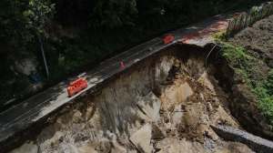 El paso hacia Antigua Guatemala está restringido por enorme socavón en carretera alterna
