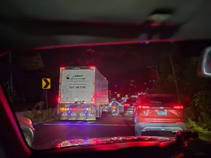 PeacefulTulip8017 trafico interamericana Por el múltiple accidente en el kilómetro 40 de la Interamericana ya se registran largas filas de vehículos e dirección a la capital Foto La Hora: PeacefulTulip8017/FB